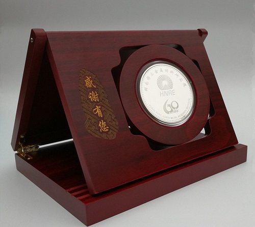 單位光榮退休紀念章,員工退休送什么定制紀念品好？